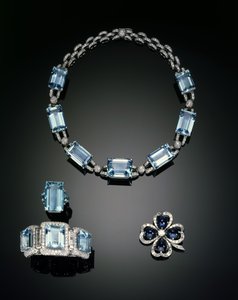 Halskæde, ring, broche og armbånd af Unbekannt