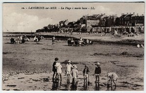 Normandiet, Calvados (14), Langrune sur Mer (Langrune-sur-Mer): en gruppe børn leger på stranden ved mareee lav Postkort slutningen af det 19.-begyndelsen af det 20. århundrede af William M. Timlin