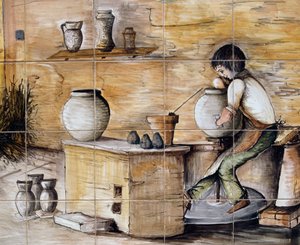 Malet maiolica-panel, der viser scene for keramikfremstilling, håndlavet af Ceramiche Desuir, Santo Stefano di Camastra, Sicilien, Italien, Detail af William M. Timlin
