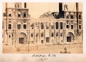 Paris Commune (1871): udsigt over Hotel de Ville efter branden i maj 1871. Anonym fotografering. Print på pap Dim. 15x10 cm af Unbekannt