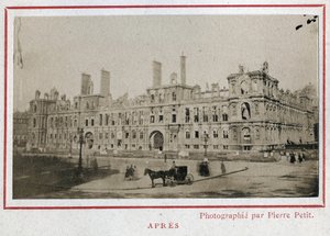 Paris Commune (1871): udsigt over Hotel de Ville i Paris efter dets brand i maj 1871. Foto af Pierre Pepetit. Tryk på pap, Dim. 9x5,4 cm af Unbekannt