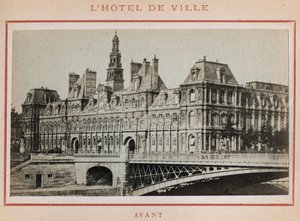 Paris Commune (1871): udsigt over Hotel de Ville i Paris før dets brand i maj 1871. Foto af Pierre Pepetit. Print på pap, Dim. 9x5,4 cm af Unbekannt
