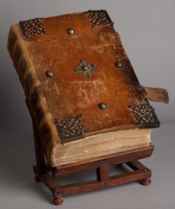 Pfarrmuseum. Missale auf Latein. Geschlossen. Gravuren von Joachim Ballester. Papier und Leder. 18. Jahrhundert. von Unbekannt