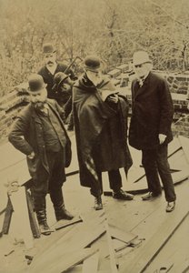 Philip Webb (1831-1915) Under opførelsen af det røde hus, bygget til William Morris (s/h foto) af Unbekannt