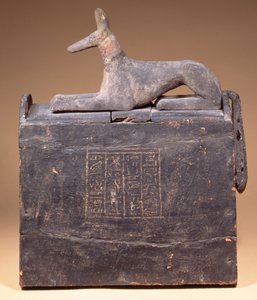 Plyonformet shabti-kasse med en inskription og en statue af Anubis som en sjakal (af senere dato) på låget, egyptisk, fra Theben, tidligt 22. dynasti, ca. 900 f.Kr. (sortmalet træ) af Unbekannt
