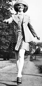 Prikket minikjole, maj 1972 af Unbekannt