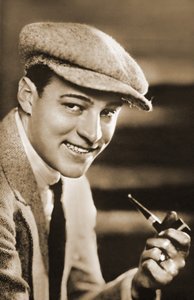Portræt af Rudolph Valentino (1895 - 1926) (s/h-foto). af Unbekannter Künstler