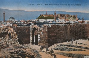 Postkort med Bab Quinnasrin og citadellet i Aleppo, ca. 1920 (fotolitho i farve) af Unbekannt