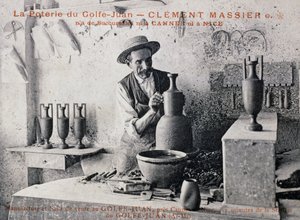 Postkort med Clement Massier (1844-1917), keramikermester af Poterie de Golf-Juan på arbejde i sit atelier, Frankrig, 20. århundrede af William M. Timlin