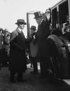 Præsident Woodrow Wilson stiger af en bil. Washington, DC, omkring 1918. Foto af (s/h foto) af Benjamin Baud