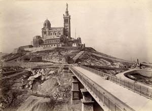 Religiøs arkitektur: udvendig udsigt over basilikaen Notre Dame de la Garde (Notre-Dame-de-la-Garde), også kaldet "Den Gode Moder" (1853-1864), bygget efter arkitekten Henry Esperandieu (1829) planer -1874). Marseille, Bouches du Rhone (13), cen af William M. Timlin