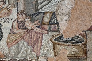 Repræsentation af den nyfødte Achilleus med hans sygeplejerske Anatrophe og Ambrosia, symbol på gudernes mad og udødelighed, der bringer vand i en gylden krukke - Detalje fra panelet, der repræsenterer det første bad af Achilleus - Paphos Mosaics, Villa of af Unbekannt
