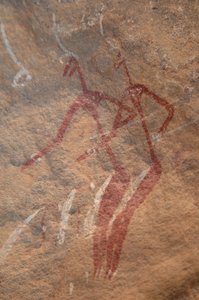 Klippekunst, forhistorie: Klippemaleri af to longiline-figurer i et udsmykket husly i Uweinat-bjergene, Sudan. Periode fra 8000 til 3000 år f.Kr. Fotografering af Unbekannt
