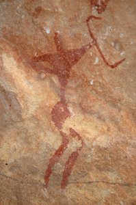 Klippekunst, forhistorie: Maleri af en karakter (bueskytte) i et udsmykket husly, i Uweinat-massivet, Sudan (Karkur-Talh eller Karkur Talh). Periode fra 8000 til 3000 år f.Kr. Fotografering af Unbekannt