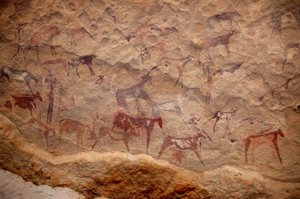 Klippekunst, forhistorie: Klippemaleri af en gruppe kvæg og polykrome karakterer (hyrder og bueskytter) i et udsmykket husly i Uweinat-massivet, Sudan. Periode fra 8000 til 3000 år f.Kr. Fotografering af Unbekannt