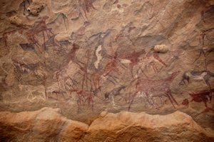 Klippekunst, forhistorie: Klippemaleri af en gruppe kvæg og polykrome figurer i et udsmykket husly i Uweinat-massivet, Sudan. Periode fra 8000 til 3000 år f.Kr. Fotografering af Unbekannt