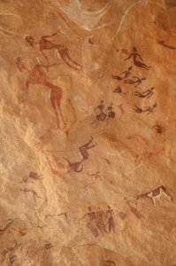 Klippekunst, forhistorie: Klippemaleri af et stort sæt figurer og kvæg i et udsmykket husly i Uweinat-massivet, Egypten. (Periode fra 8000 til 3000 år f.Kr.). Fotografering af Unbekannt
