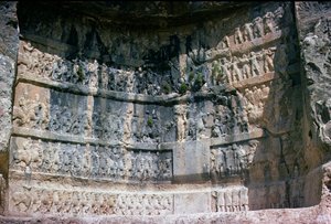 Klipperelief, der viser den sassaniske kong Shapur I (241-72), det persiske kavaleri og bifloder, 3. århundrede (sten) af Unbekannt