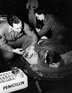 Anden Verdenskrig (1939-1945) - Anden Verdenskrig (2. Verdenskrig eller Anden Verdenskrig): Luxembourg februar 1945: På et evakueringshospital fra den amerikanske hær administrerer en læge (sygeplejerske) penicillin til en såret soldat for at undgå infekti af Unbekannt