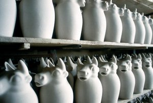 Keraamisen tehtaan hyllyt maitokannuineen, Montelupo Fiorentino, Italia (kuva) af Unbekannter Künstler