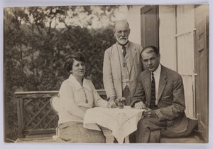 Sigmund Freud og Horace W. og Anjelika Frink, ca. 1920 (s/h-foto) af Unbekannt