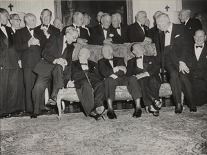Sir Winston Churchill og Dwight D. Eisenhower ved en middag i Winfield House, den amerikanske ambassadørs hjem i London af Unbekannter Künstler