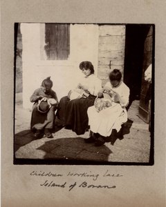 Små metier: unge piger, der hækler (broderer) på øen Burano, Venedig. 1800-tallet Tryk på pap Dim. 9x9 cm af Unbekannt