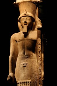 Statue af farao Sethi II (Seti eller Sety) (1200-1194 f.Kr.) af det 19. dynasti i pink gres, den bærer et scepter med symbolet på guden Amon, Egyptian Museum of Turin. af Unknown