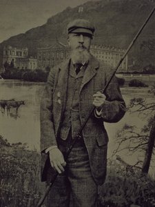 Studieportræt af 8. hertug af Devonshire i tweed, der holder fiskestang foran en trykt skærm, der forestiller Chatsworth af William M. Timlin