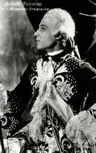Den berømte stumfilmskuespiller Rodolfo Valentino i et kunstfærdigt scenekostume i 1700-tals stil til filmen 