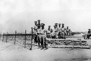Tientsin (Tianjin), Kina, november 1924: Britiske soldater på en post uden for de internationale indrømmelser før erobringen af byen af den kinesiske krigsherre Feng Yuxiangs tropper (Feng Yu-hsiang, Feng Yu hsiang) - Tientsin (Tianjin) , Kina, Novem af William M. Timlin