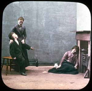 To kvinder og dreng foran pejsen, ca 1895 af Unbekannt