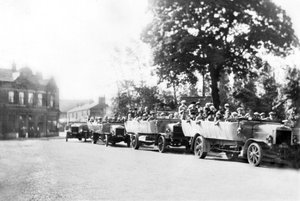 Storbritannien: En linje af Charabancs i bymidten. Poynton, Cheshire, c1925 af Unbekannt