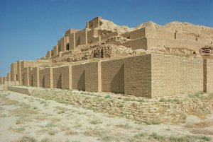 Udsigt fra den sydlige del af Ziggurat, bygget af Elamit-kongen Untash-Gal (ca. 1265-46 f.Kr.) (foto) af Unbekannt