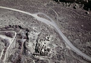 Udsigt over en gammel bosættelse Anasazi, Chaco Ruins Culture National Park, Chaco Canyon, New Mexico, USA, Anasazi civilisation af Benjamin Baud