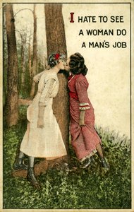 Vintage postkort, der viser to kvinder, der kysser, "Jeg hader at se en kvinde udføre et mands arbejde" 1914 (litho)