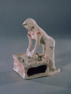 Kvinde, der ælter brød på toppen af en firkantet plade, græsk, fra Aulis, ca. 500-475 f.Kr. (ler med hvid slip og rødt pigment) af Unbekannt