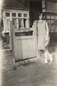 Kvinde udenfor Inverness B&B, Broadstairs, Kent, ca. 1920