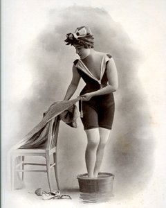 Ung kvinde i badedragt (fra Belle Epoque) tager et fodbad, omkring 1900 (s/h foto) af Unbekannter Künstler