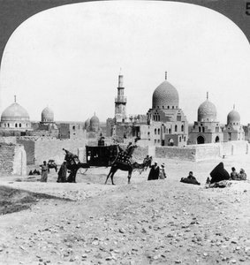 Et ørkenskib passerer grave af svundne muslimske herskere, Cairo, Egypten, 1905. af Underwood and Underwood