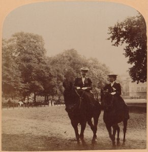 En tidlig morgentur, Rotten Row, Hyde Park, London, England, 1896. af Underwood and Underwood