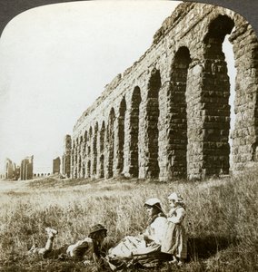 Akvædukt af Claudius og Campagna, Rom, Italien. af Underwood and Underwood