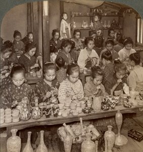 Fabrikspiger, der dekorerer billigt keramik til de udenlandske markeder, Kyoto, Japan, 1904 af Underwood and Underwood