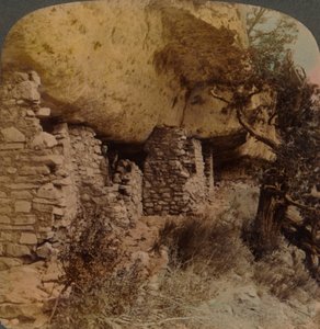 Homes of a Vanished Race - Cliff Dwellings i Walnut Canyon, Arizona, 1903. Kunstnere: Elmer Underwood, Bert Elias Underwood. af Underwood and Underwood