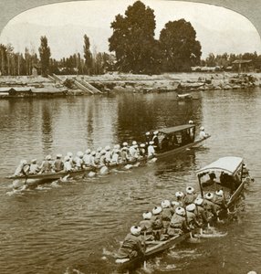 Lady Curzxon rejser på statens pram i Maharaja, Kashmir, Indien, omkring 1900-tallet. af Underwood and Underwood