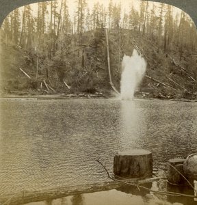 Log flume, Oregon, USA. af Underwood and Underwood