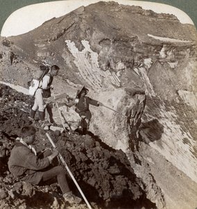 Kigger fra den lavabeklædte rand ned i Fujis Fujiyamas-krateret, Japan, 1904.