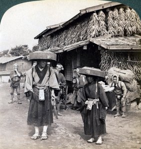 Pilgrim-tiggere slår små gongonger nær Kawaguchi-søen, Japan, 1904 af Underwood and Underwood