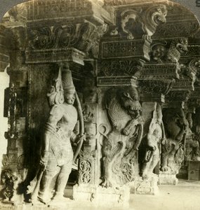 Søjler i et hinduistisk tempel, Madurai, Indien, omkring 1900-tallet. af Underwood and Underwood
