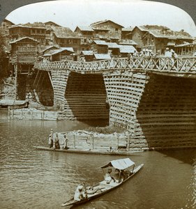 Hyggelig bro og huse, City of Sun, Kashmir, Indien, omkring 1900-tallet. af Underwood and Underwood